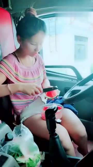 今日吃瓜女司机微博,微博热议背后的故事与反思