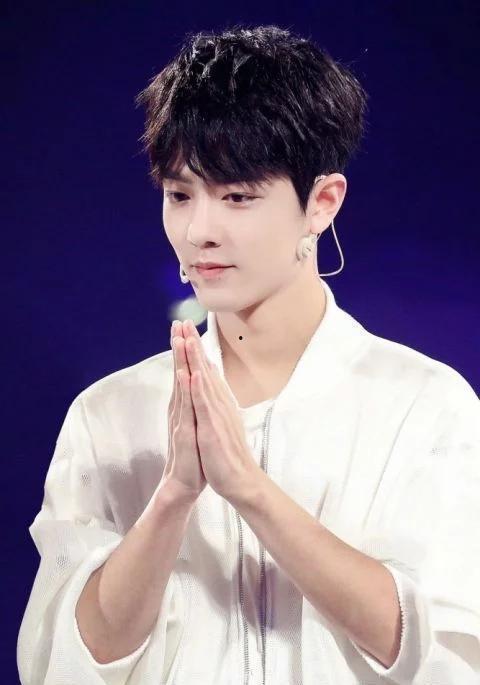 肖战正能量吃黑瓜,巧妙化解网络黑瓜风波